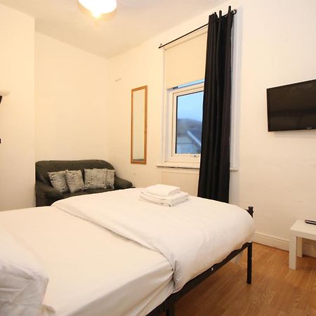 Barton Seaview, Self Catering Studio Apartments, Promenade & Central Beach Location, Families, Couples Or 23 Years Plus Only, Free Parking Blackpool Ngoại thất bức ảnh