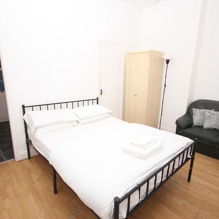 Barton Seaview, Self Catering Studio Apartments, Promenade & Central Beach Location, Families, Couples Or 23 Years Plus Only, Free Parking Blackpool Ngoại thất bức ảnh