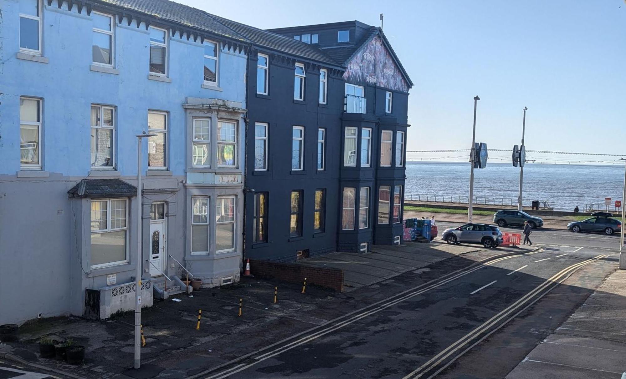 Barton Seaview, Self Catering Studio Apartments, Promenade & Central Beach Location, Families, Couples Or 23 Years Plus Only, Free Parking Blackpool Ngoại thất bức ảnh