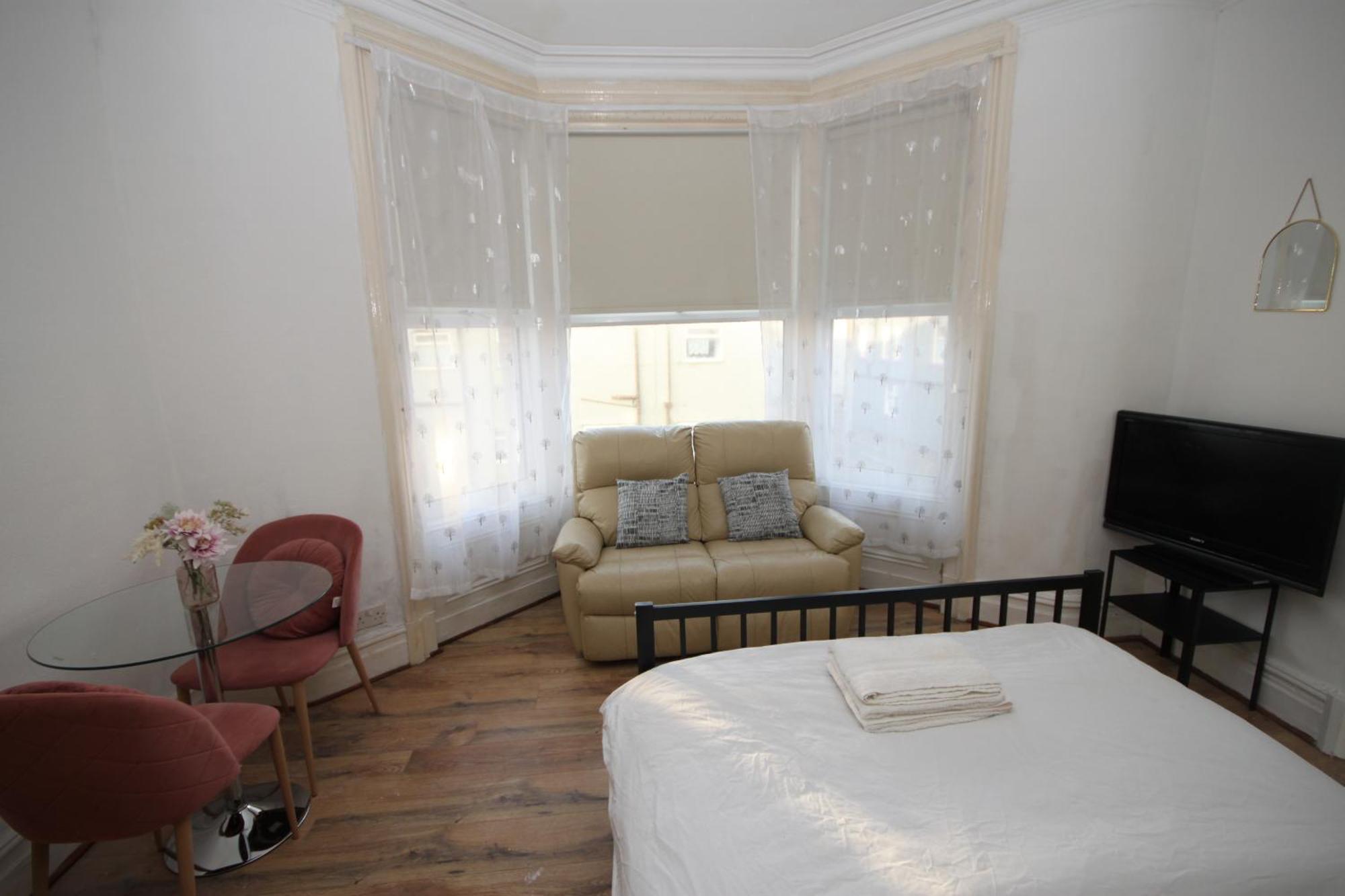 Barton Seaview, Self Catering Studio Apartments, Promenade & Central Beach Location, Families, Couples Or 23 Years Plus Only, Free Parking Blackpool Ngoại thất bức ảnh