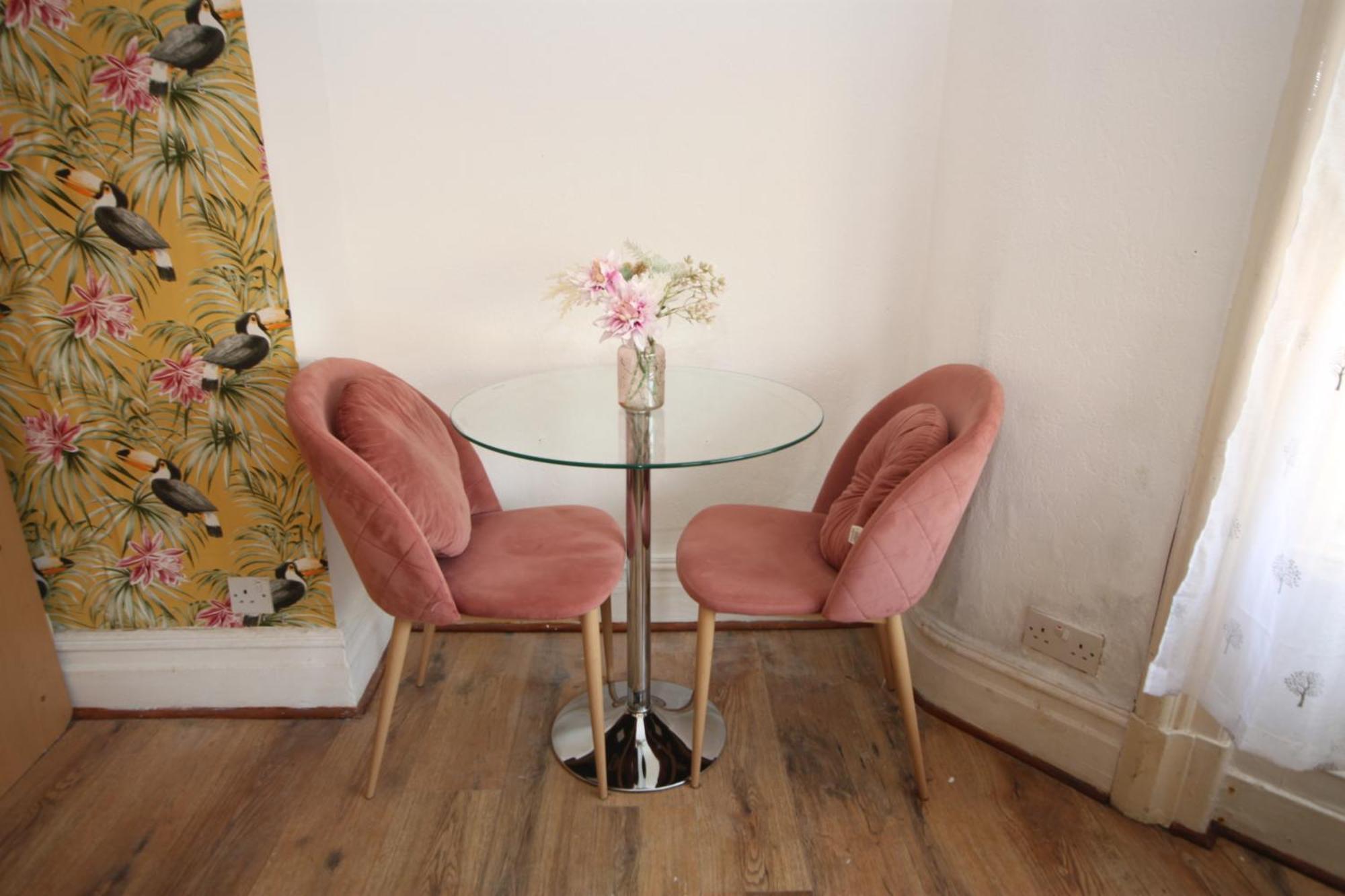 Barton Seaview, Self Catering Studio Apartments, Promenade & Central Beach Location, Families, Couples Or 23 Years Plus Only, Free Parking Blackpool Ngoại thất bức ảnh