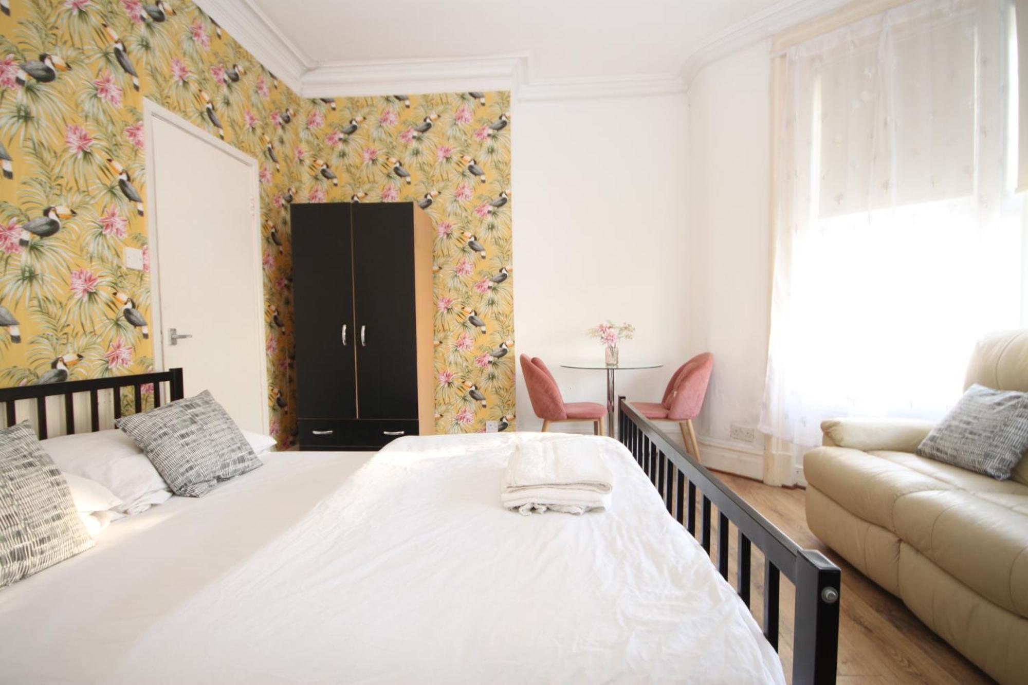 Barton Seaview, Self Catering Studio Apartments, Promenade & Central Beach Location, Families, Couples Or 23 Years Plus Only, Free Parking Blackpool Ngoại thất bức ảnh