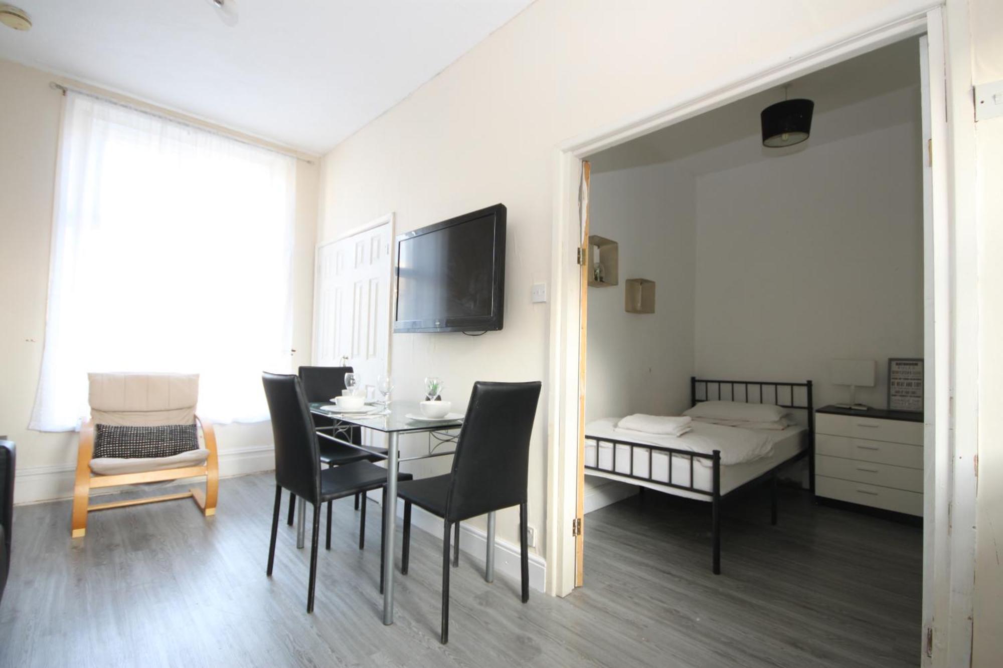 Barton Seaview, Self Catering Studio Apartments, Promenade & Central Beach Location, Families, Couples Or 23 Years Plus Only, Free Parking Blackpool Ngoại thất bức ảnh